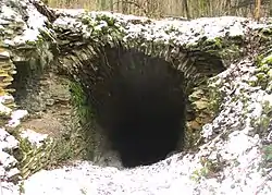 Descenderie de l'ancienne ardoisière de l'Hamériaine dans les bois