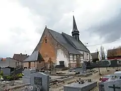 Le chevet de l'église, remanié en brique.