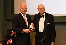 David Montgomery 2e vicomte Montgomery d'Alamein, (à droite), recevant la médaille Canning de William Hague en 2013