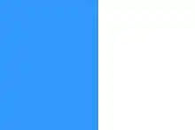 Drapeau bicolore bleu clair à gauche et blanc à droite.