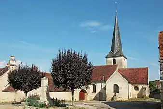 Église et monument aux morts.