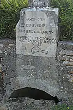 Piédestal du calvaire et fontaine Saint-Vernier.