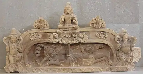 Un fronton inachevé montre la naissance de Brahma à partir d'un lotus poussant dans le nombril de Vishnu.