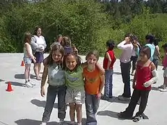 Élèves de Galiano rendant visite à ceux de Penelakut.