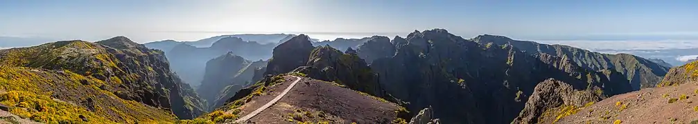 Vue panoramique depuis le Pico do Arieiro ; au centre : le sentier du Pico do Areiro au Pico Ruivo.