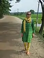 Une femme visitant le Bangladesh avec un churidar