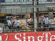 Photo de la Renault R30 de Petrov dans les stands