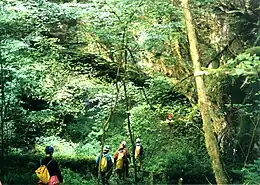 Spéléologues descendant dans le gouffre des Vitarelles.