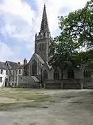 Clocher et flanc nord de l'église Notre-Dame de Vitré. Au premier plan le terre-plein jadis occupé par l'ancien cloître du prieuré, le potager des bénédictins puis le jardin anglais de la Sous-Préfecture.