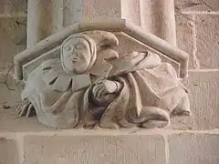 Console d'un des piliers du transept portant la tour-clocher.