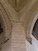 Pilier, consoles et départs d'arcs et voûte à la croisée du transept.