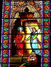 Détails du vitrail au chevet du chœur représentant saint Pierre délivré de ses chaînes par un ange envoyé du Seigneur.
