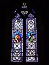 Vitrail latéral sud de la nef. À droite, le roi David tenant une harpe médiévale. À gauche, saint Joseph tenant une branche fleurie de lys symbole de pureté et de chasteté.
