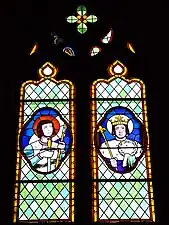 Vitrail latéral sud de la nef représentant à droite le roi saint Louis tenant la couronne d'épines de Jésus et à gauche Jeanne d'Arc.
