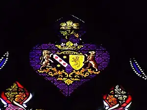 Remplage du vitrail du chevet représentant les armoiries de la famille Mullot de Villenaut résidant au château du Colombier.