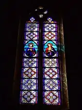 Vitrail latéral sud du chœur représentant à droite le Sacré-Cœur de Jésus et à gauche le Cœur Immaculé de Marie.