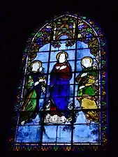 Vitrail à gauche de l'autel du Saint-Sacrement : couronnement de la Vierge Marie par deux anges.