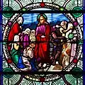Vitrail représentant La résurrection de Lazare, Jésus rend la vie à un mort, dans l’église Saint-Sulpice à Breteuil-sur-Iton.