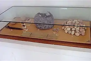 Vitrine avec des éléments du siège au musée national de Carthage