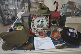 Vitrine d'objets de la Première Guerre mondiale.