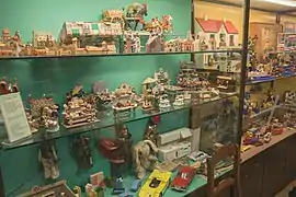 Vitrine exposant de petits jouets du Musée du Jouet à Bruxelles