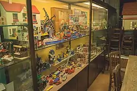 Vitrine exposant de vieux LEGO du Musée du Jouet à Bruxelles