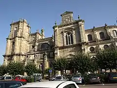 Façade nord et statue de Royer-Collard.