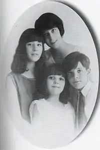 Emmanuelle de Dampierre, en haut à gauche, avec sa mère et ses frère et sœur