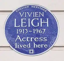 Plaque de rue bleue sur un mur blanc avec l'inscription « English heritage, Vivien Leigh, 1913-1967, actress, lived here ».