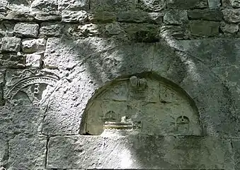 Tympan du XIe siècle de la porte latérale et morceau de chancel du IXe siècle en remploi