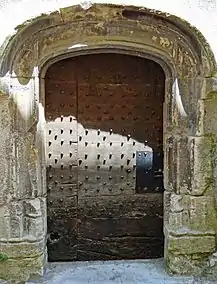 Porte cloutée de l'ancien escalier à vis