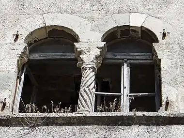 Fenêtre jumelée du deuxième étage de la maison-tour près du château