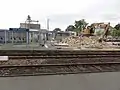 La gare avec les débris du bâtiment voyageurs pendant la déstruction, juin 2019.