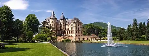 Le château de Vizille vu depuis le parc et le bord du canal.