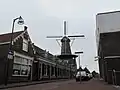 Flardingue, vue sur la rue avec le moulin Aéolus