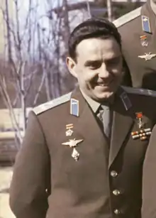 Vladimir Mikhaïlovitch Komarov en 1965, extrait d'une photo de groupe de cosmonautes.