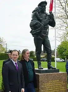 Le ministre de la culture russe devant le monument au corps expéditionnaire russe.