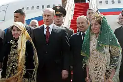 Vladimir Poutine accompagné de Abdelaziz Bouteflika lors de sa visite à Alger le 10 mars 2006.