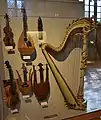 Harpe et divers instruments à cordes