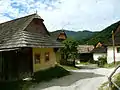 Maisons aux toits de bois avec pignons