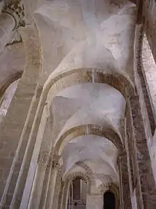 La multiplication et la succession de petites voûtes d'arêtes prend une grande importance dans l'architecture médiévale, comme ici dans l'abbatiale de Conques.