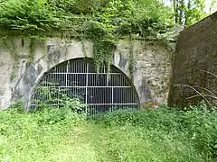 Entrée ouest du tunnel, de plus près.