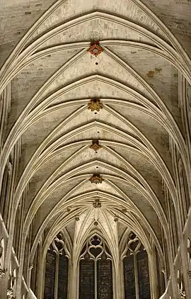 Clés de voûte décorées des voûtes d'ogives quadripartite de l'église Saint-Séverin à Paris.