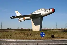 Un ancien F-84 de la force aérienne, décorant aujourd'hui un rond-point.