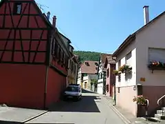 La rue principale et ses maisons à colombages