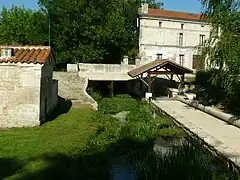 Lavoir et parc.