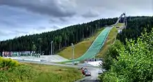 Un tremplin de saut à ski vu de côté.