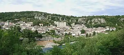 Vue générale de Vogüé, face à l'Ardèche.