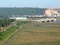 Une double voie ferrée électrifiée relie Rabat aux villes voisines.