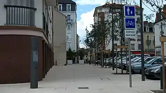 Panneau de début de piste cyclable conseillée, dans un ensemble de panneaux aire piétonne - panonceau